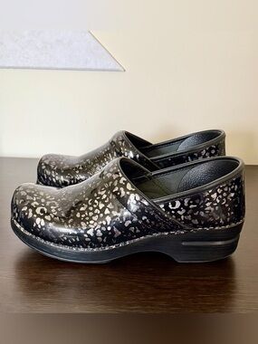 Dansko Professional Clogs Pewter Leopard Patent Leather Shoes Womens 40 9.5-10